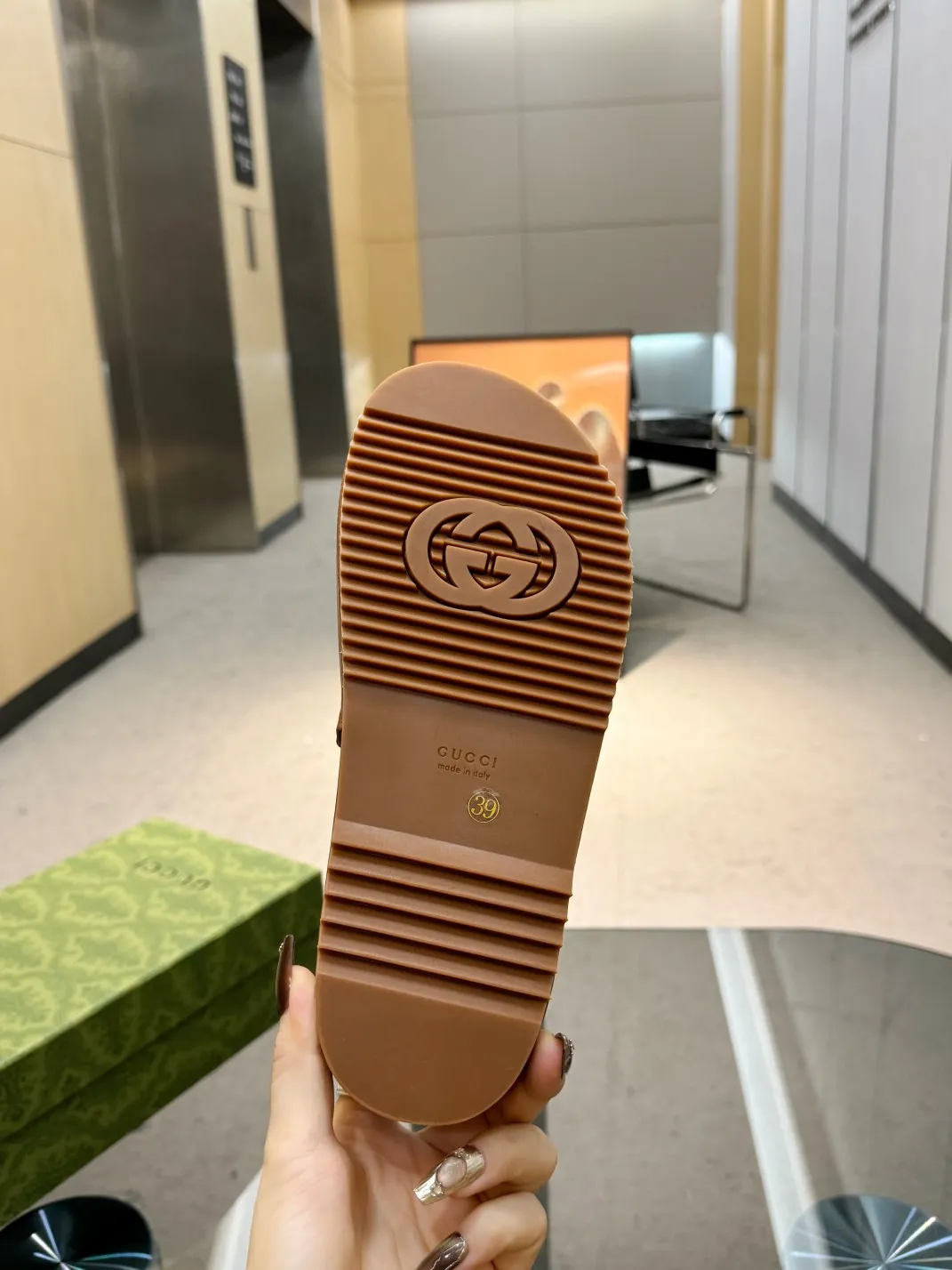 👟👟Ex-factory price 460👟👟 Shipped all year round, Gucci's latest limited edition thick-soled slippers. Top quality for sale. Purchase genuine product for development. The material and workmanship are consistent with the original. Upper: cowhide. Lining: dyed sheepskin. Outsole: Italian private model outsole. Size: 35-43M standard size. 41, 42, 43 are also custom-made and cannot be returned or exchanged. Sole thickness: 5.5cm. Forefoot 4cm.
